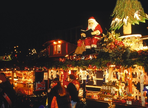 В центре Штутгарта, на нескольких площадях и улицах Старого города, каждый год проводится рождественская ярмарка с 3-4 миллионами посетителей